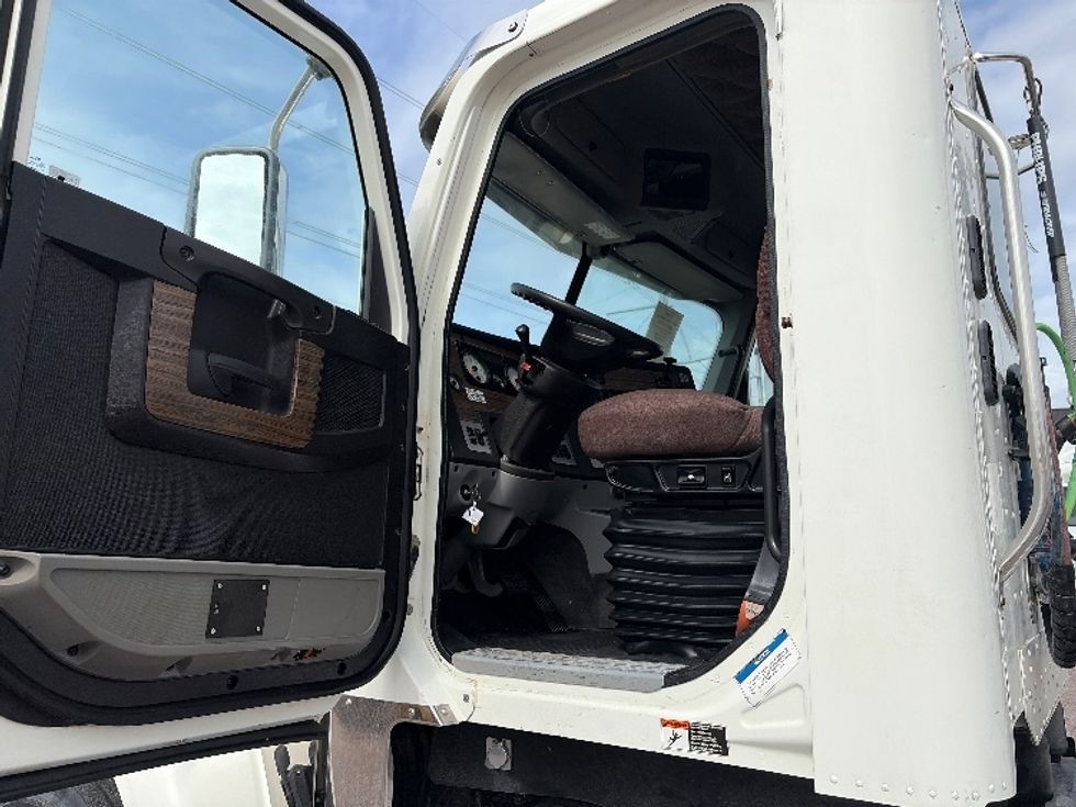 Day Cab Tractor-Heavy Duty Tractors-Freightliner-2020-D12264SD-Dallas-TX-281,121\n\t\tmiles-$ 78,250 - Image 9