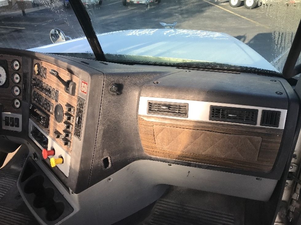 Day Cab Tractor-Heavy Duty Tractors-Freightliner-2020-D12264SD-Milwaukee-WI-401,414\n\t\tmiles-$ 69,000 - Image 13