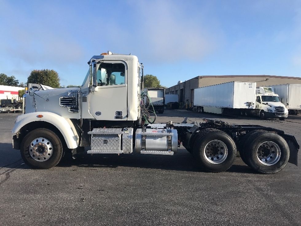 2020 Freightliner SD122 photo 4