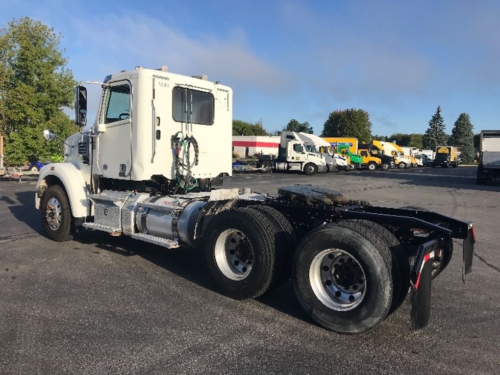 Day Cab Tractor-Heavy Duty Tractors-Freightliner-2020-D12264SD-Milwaukee-WI-401,414\n\t\tmiles-$ 69,000 - Image 5