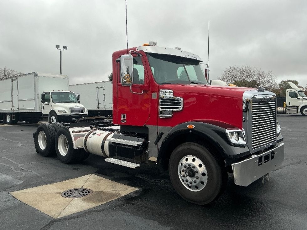 Day Cab Tractor-Heavy Duty Tractors-Freightliner-2020-D12264SD-South Bend-IN-389,250\n\t\tmiles-$ 58,250 - Image 1