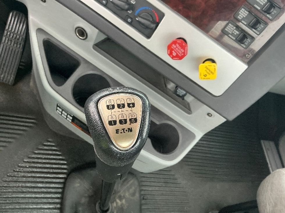 Day Cab Tractor-Heavy Duty Tractors-Freightliner-2020-D12264SD-South Bend-IN-389,250\n\t\tmiles-$ 58,250 - Image 17