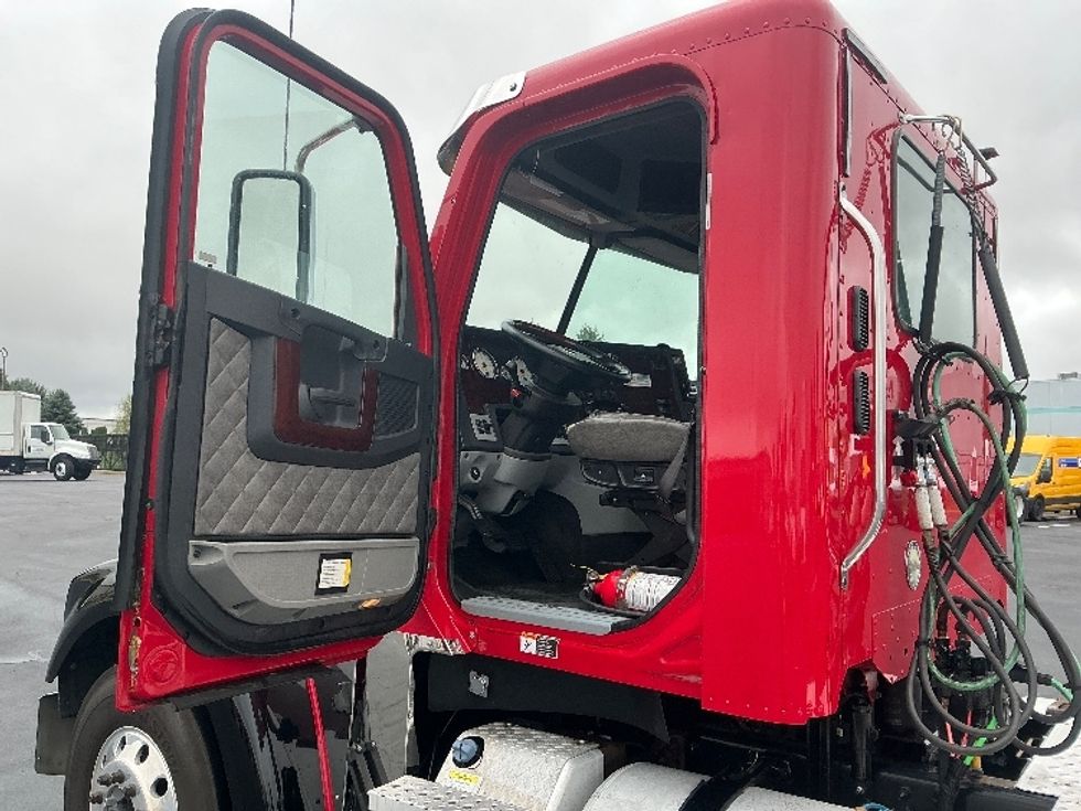 Day Cab Tractor-Heavy Duty Tractors-Freightliner-2020-D12264SD-South Bend-IN-389,250\n\t\tmiles-$ 58,250 - Image 9