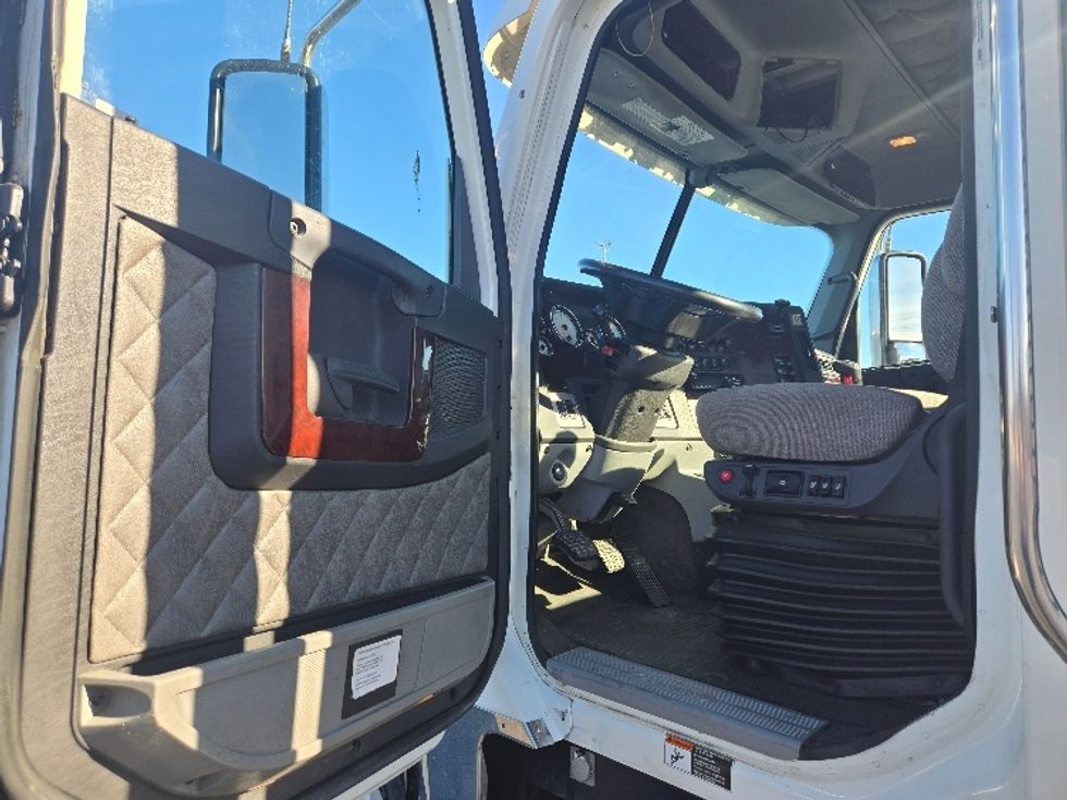 Day Cab Tractor-Heavy Duty Tractors-Freightliner-2020-D12264SD-White Deer-PA-249,377\n\t\tmiles-$ 69,750 - Image 9