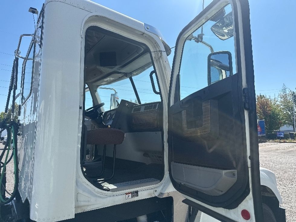 Day Cab Tractor-Heavy Duty Tractors-Freightliner-2020-D12264SD-Wilsonville-OR-224,099\n\t\tmiles-$ 85,750 - Image 12