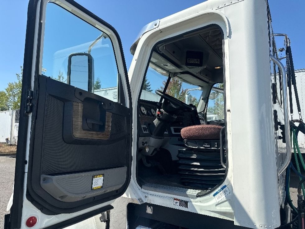 Day Cab Tractor-Heavy Duty Tractors-Freightliner-2020-D12264SD-Wilsonville-OR-224,099\n\t\tmiles-$ 85,750 - Image 9