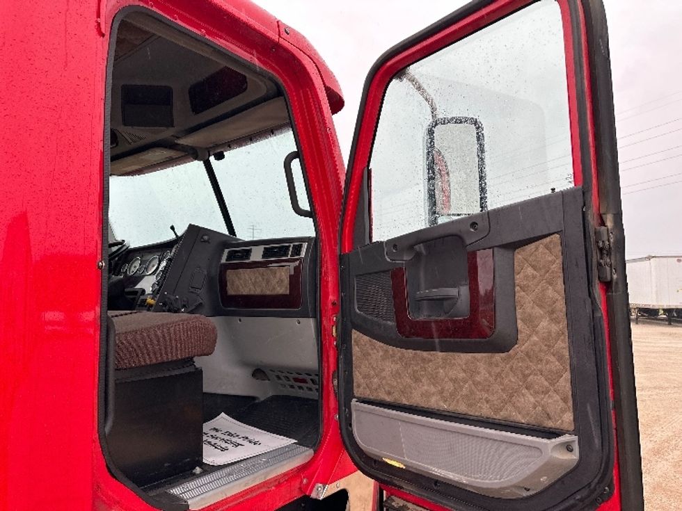 Day Cab Tractor-Heavy Duty Tractors-Freightliner-2020-D12284SD-Milwaukee-WI-402,282\n\t\tmiles-$ 95,000 - Image 12