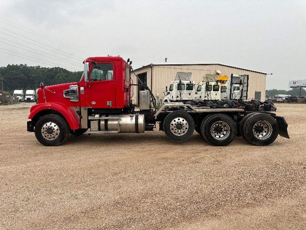Day Cab Tractor-Heavy Duty Tractors-Freightliner-2020-D12284SD-Milwaukee-WI-402,282\n\t\tmiles-$ 95,000 - Image 4