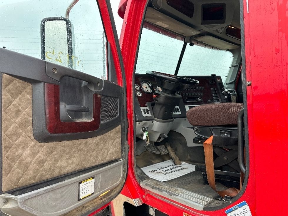 Day Cab Tractor-Heavy Duty Tractors-Freightliner-2020-D12284SD-Milwaukee-WI-402,282\n\t\tmiles-$ 95,000 - Image 9