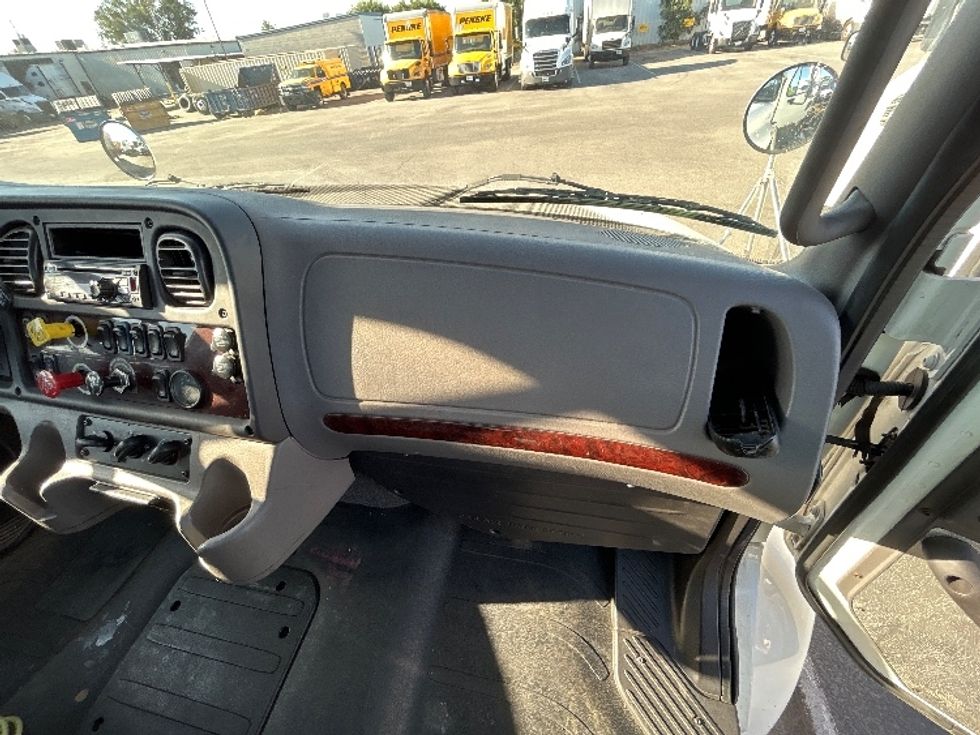 Day Cab Tractor-Heavy Duty Tractors-Freightliner-2020-M2-Fresno-CA-110,944\n\t\tmiles-$ 77,250 - Image 13