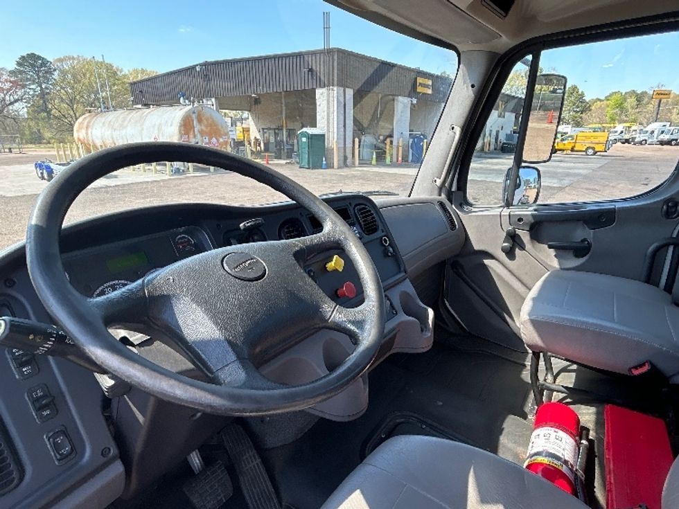 Day Cab Tractor-Heavy Duty Tractors-Freightliner-2020-M2-Jackson-MS-101,000\n\t\tmiles-$ 61,750 - Image 10