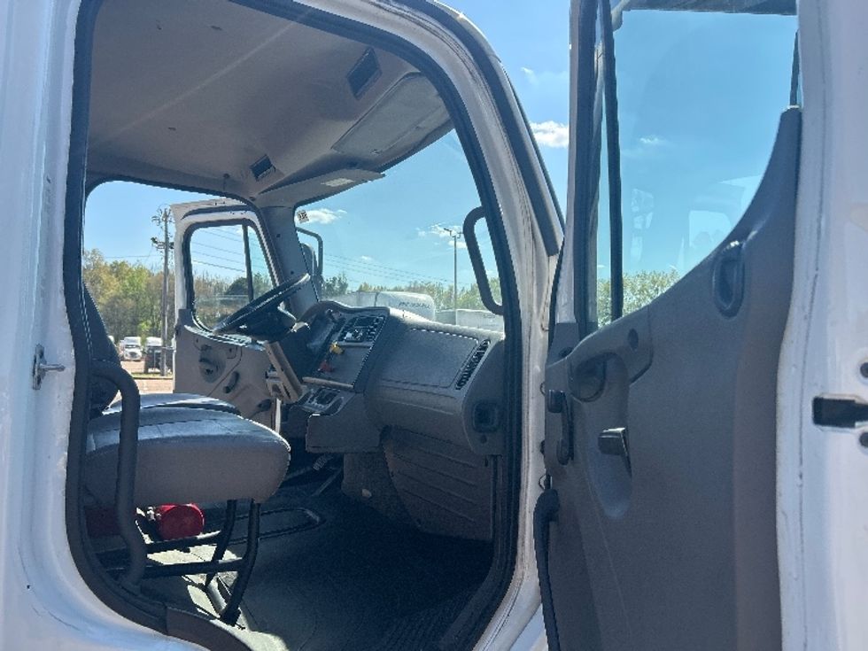Day Cab Tractor-Heavy Duty Tractors-Freightliner-2020-M2-Jackson-MS-101,000\n\t\tmiles-$ 61,750 - Image 12