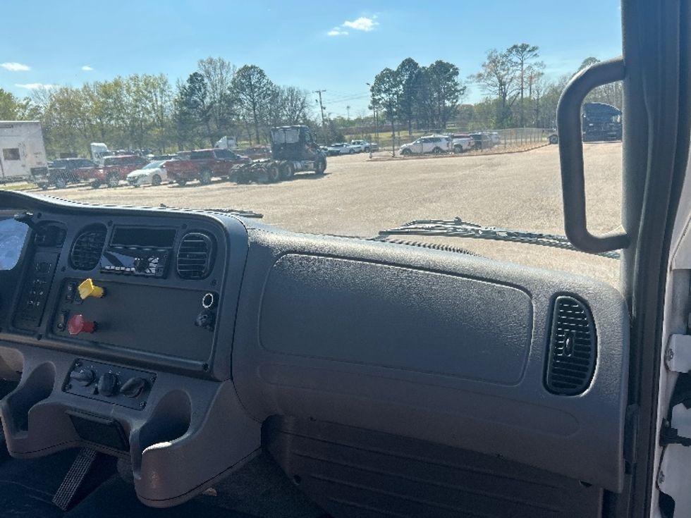 Day Cab Tractor-Heavy Duty Tractors-Freightliner-2020-M2-Jackson-MS-101,000\n\t\tmiles-$ 61,750 - Image 13