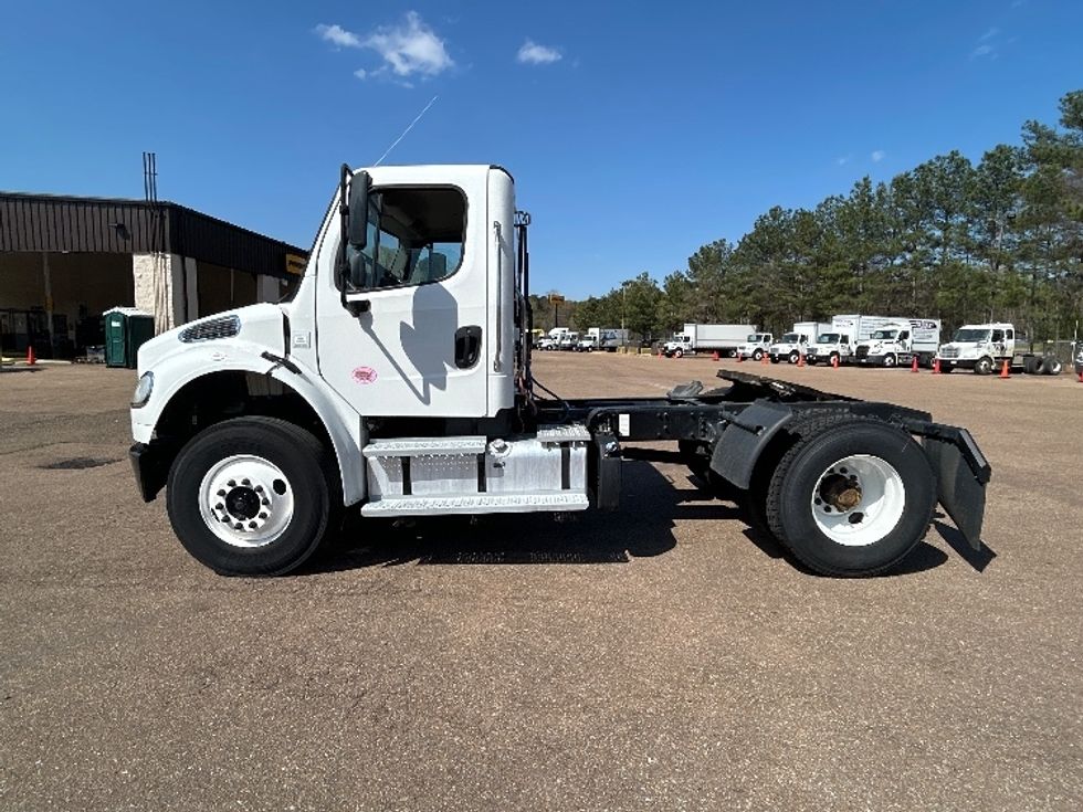 Day Cab Tractor-Heavy Duty Tractors-Freightliner-2020-M2-Jackson-MS-101,000\n\t\tmiles-$ 61,750 - Image 4