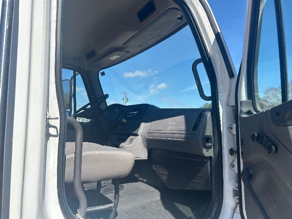 Day Cab Tractor-Heavy Duty Tractors-Freightliner-2020-M2-Jackson-MS-55,843\n\t\tmiles-$ 65,000 - Image 12