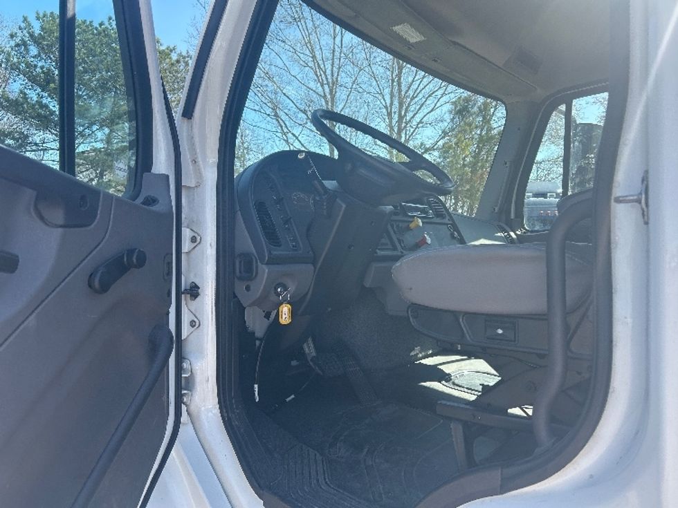 Day Cab Tractor-Heavy Duty Tractors-Freightliner-2020-M2-Jackson-MS-55,843\n\t\tmiles-$ 65,000 - Image 9