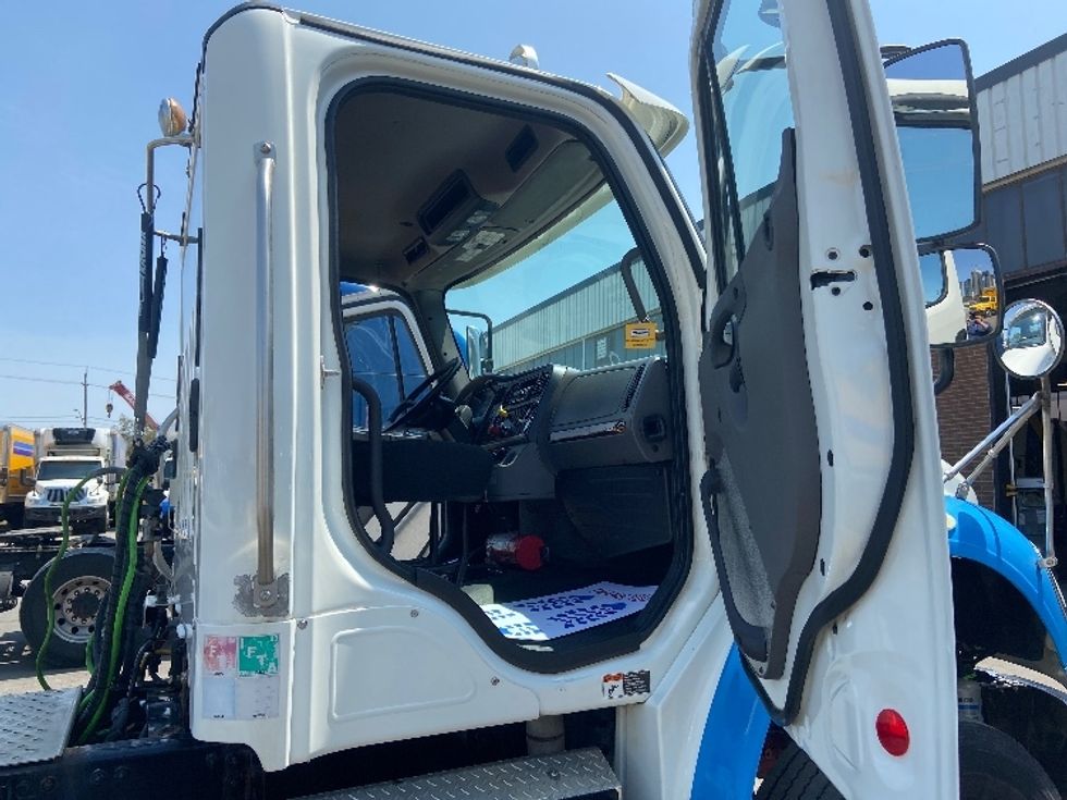 Day Cab Tractor-Heavy Duty Tractors-Freightliner-2020-M2-Mississauga-ON-428,033\n\t\tkm-$ 52,250 - Image 12