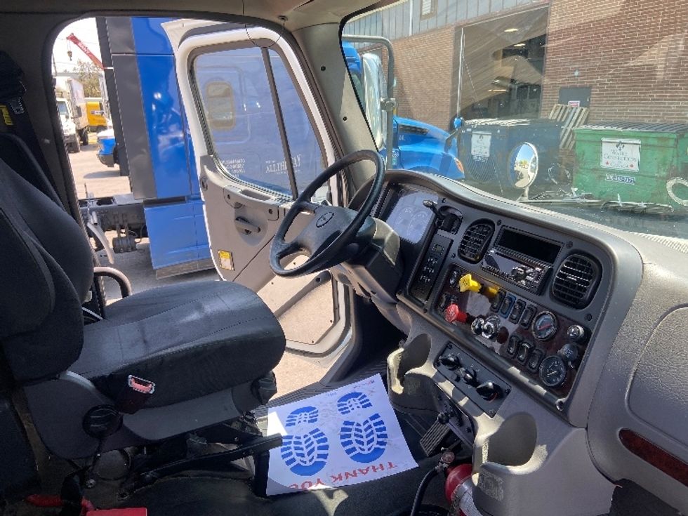 Day Cab Tractor-Heavy Duty Tractors-Freightliner-2020-M2-Mississauga-ON-428,033\n\t\tkm-$ 52,250 - Image 14