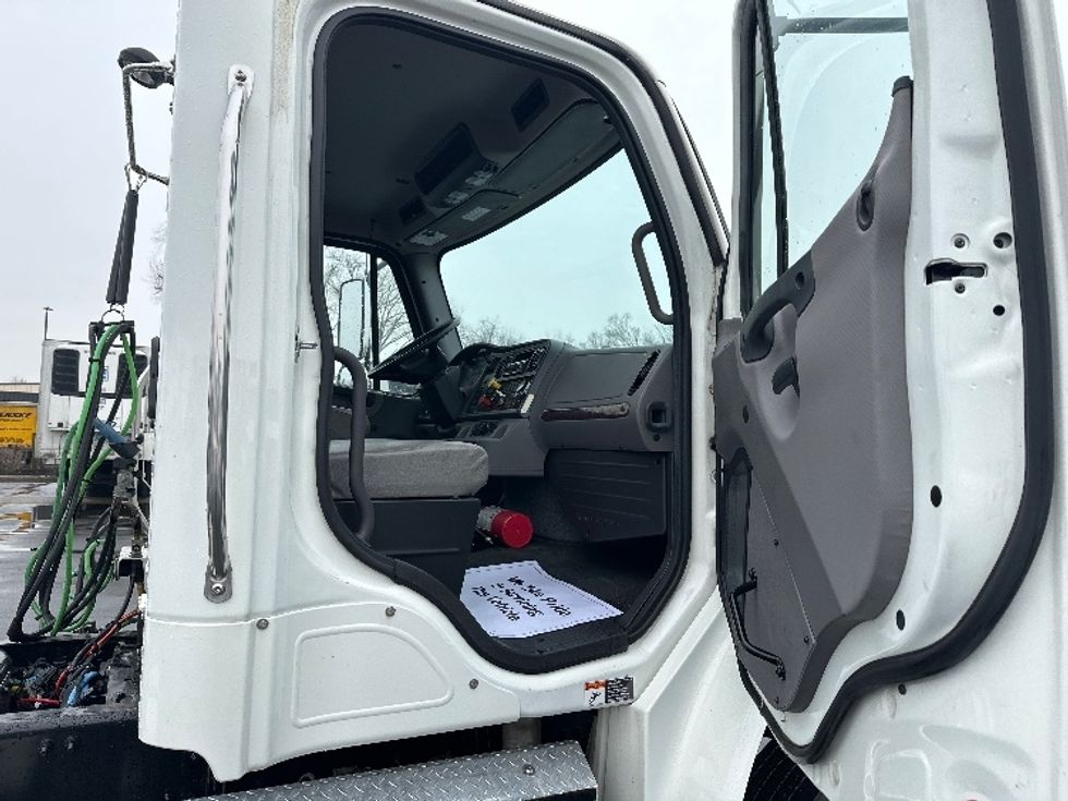 Day Cab Tractor-Heavy Duty Tractors-Freightliner-2020-M2-New Castle-DE-17,720\n\t\tmiles-$ 58,250 - Image 12