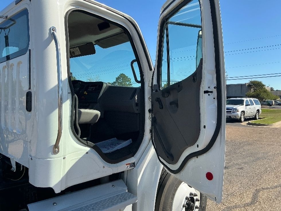 Day Cab Tractor-Heavy Duty Tractors-Freightliner-2020-M2-Richland-MS-142,809\n\t\tmiles-$ 60,500 - Image 12
