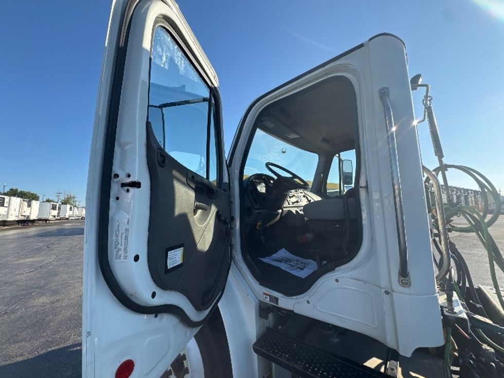 Day Cab Tractor-Heavy Duty Tractors-Freightliner-2020-M2-Sturtevant-WI-214,726\n\t\tmiles-$ 47,500 - Image 9