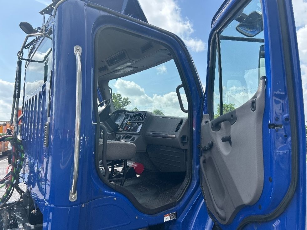 Day Cab Tractor-Heavy Duty Tractors-Freightliner-2020-M2-Tampa-FL-159,562\n\t\tmiles-$ 53,500 - Image 12