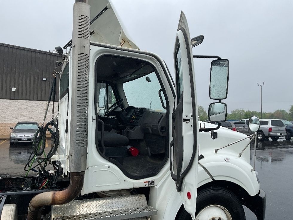 Day Cab Tractor-Heavy Duty Tractors-Freightliner-2020-M211242S-Canton-OH-415,893\n\t\tmiles-$ 24,750 - Image 12