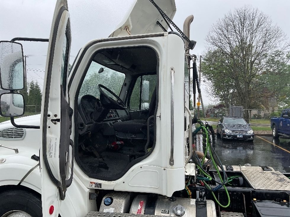 Day Cab Tractor-Heavy Duty Tractors-Freightliner-2020-M211242S-Canton-OH-415,893\n\t\tmiles-$ 24,750 - Image 9