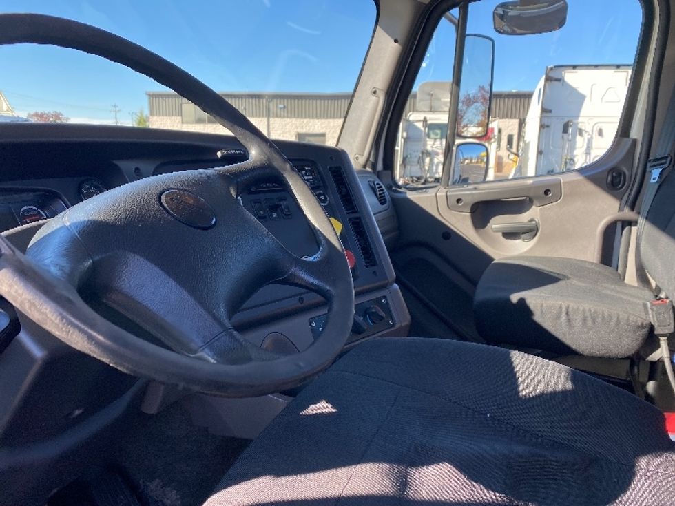 Day Cab Tractor-Heavy Duty Tractors-Freightliner-2020-M211242S-Harrisburg-PA-102,533\n\t\tmiles-$ 36,000 - Image 10