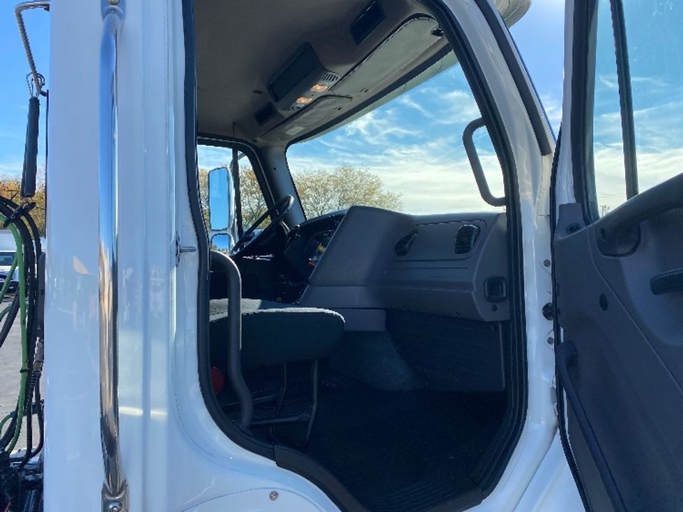 Day Cab Tractor-Heavy Duty Tractors-Freightliner-2020-M211242S-Harrisburg-PA-102,533\n\t\tmiles-$ 36,000 - Image 12