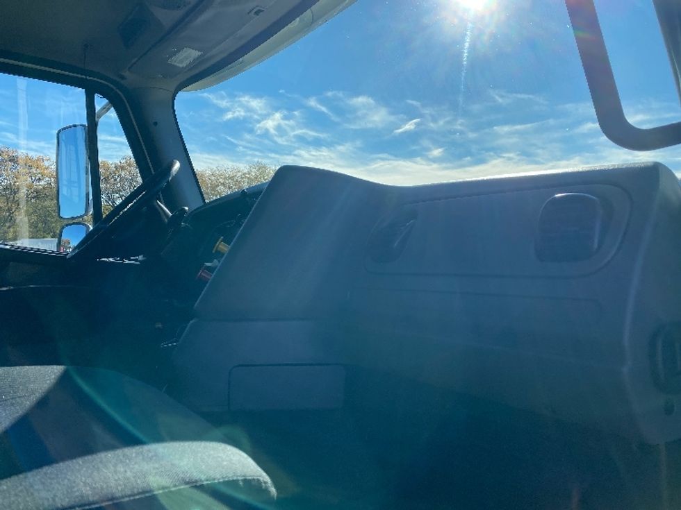 Day Cab Tractor-Heavy Duty Tractors-Freightliner-2020-M211242S-Harrisburg-PA-102,533\n\t\tmiles-$ 36,000 - Image 13