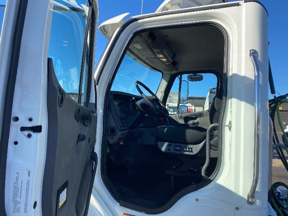 Day Cab Tractor-Heavy Duty Tractors-Freightliner-2020-M211242S-Harrisburg-PA-102,533\n\t\tmiles-$ 36,000 - Image 9