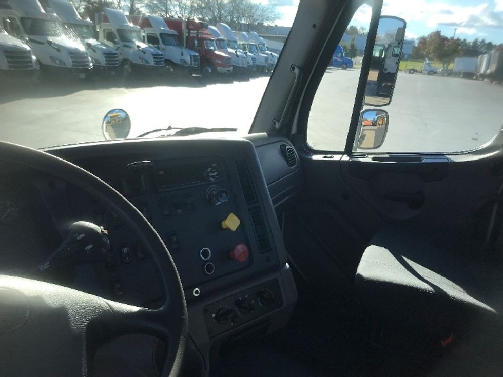 Day Cab Tractor-Heavy Duty Tractors-Freightliner-2020-M211242S-Harrisburg-PA-103,435\n\t\tmiles-$ 36,000 - Image 10