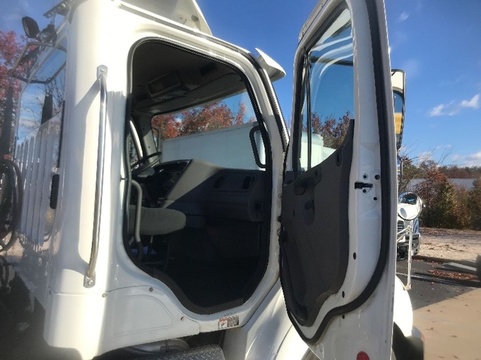 Day Cab Tractor-Heavy Duty Tractors-Freightliner-2020-M211242S-Harrisburg-PA-103,435\n\t\tmiles-$ 36,000 - Image 12