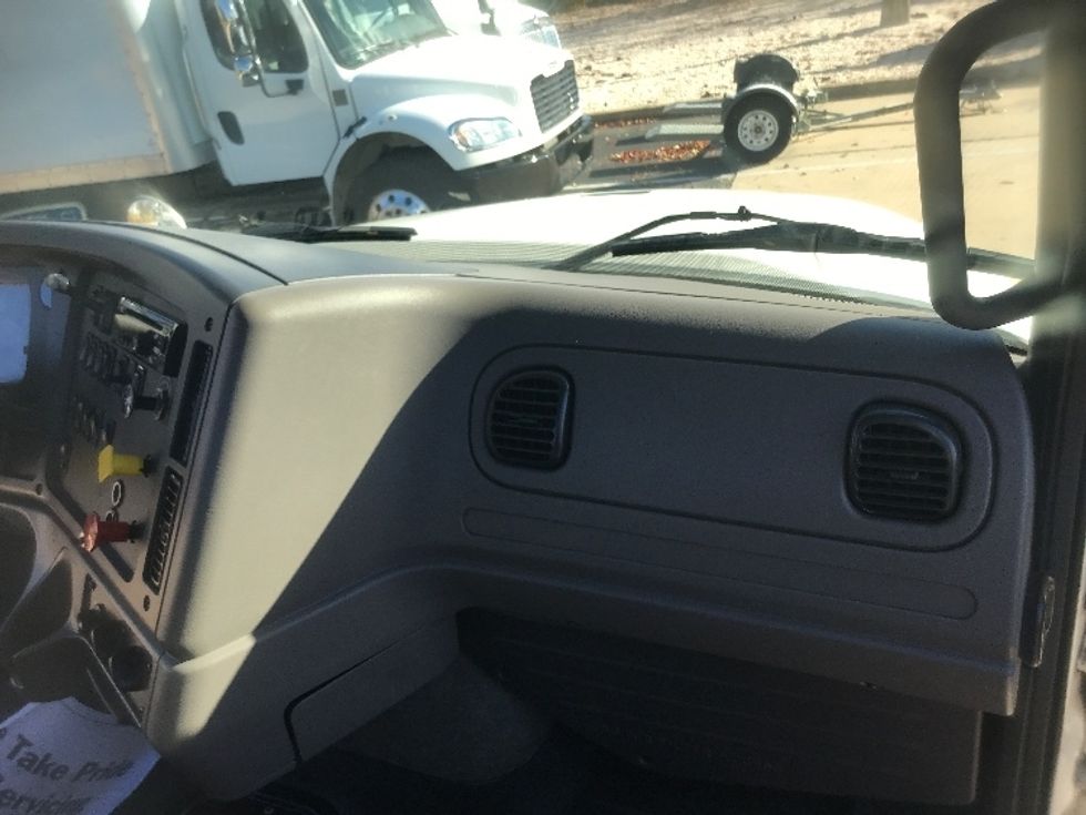 Day Cab Tractor-Heavy Duty Tractors-Freightliner-2020-M211242S-Harrisburg-PA-103,435\n\t\tmiles-$ 36,000 - Image 13