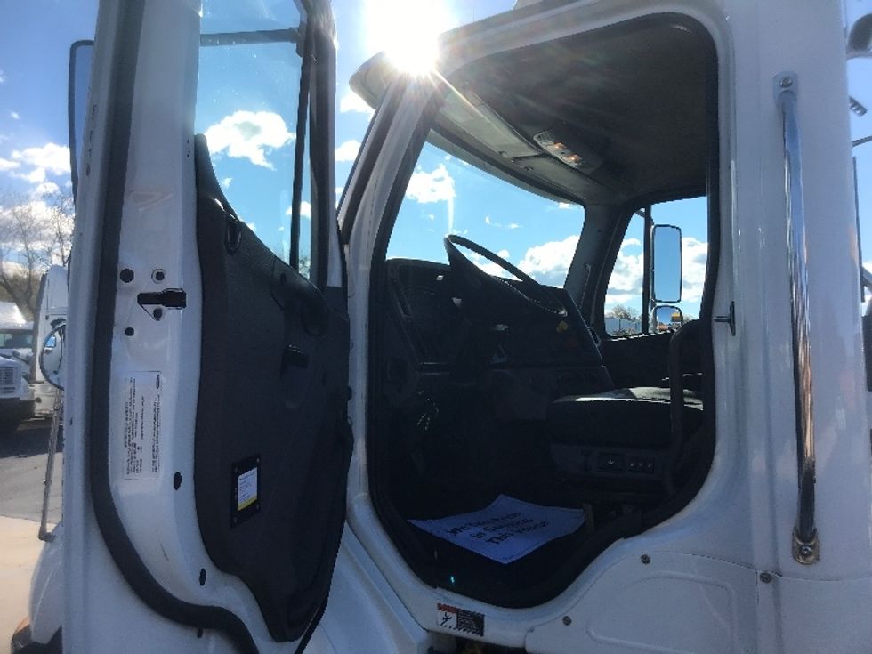 Day Cab Tractor-Heavy Duty Tractors-Freightliner-2020-M211242S-Harrisburg-PA-103,435\n\t\tmiles-$ 36,000 - Image 9