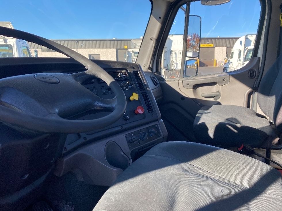 Day Cab Tractor-Heavy Duty Tractors-Freightliner-2020-M211242S-Harrisburg-PA-108,852\n\t\tmiles-$ 36,000 - Image 10