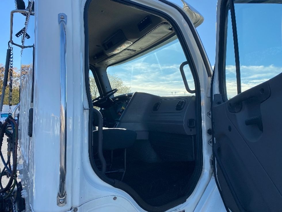 Day Cab Tractor-Heavy Duty Tractors-Freightliner-2020-M211242S-Harrisburg-PA-108,852\n\t\tmiles-$ 36,000 - Image 12