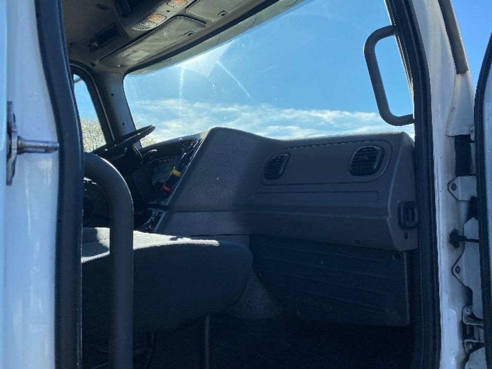Day Cab Tractor-Heavy Duty Tractors-Freightliner-2020-M211242S-Harrisburg-PA-108,852\n\t\tmiles-$ 36,000 - Image 13
