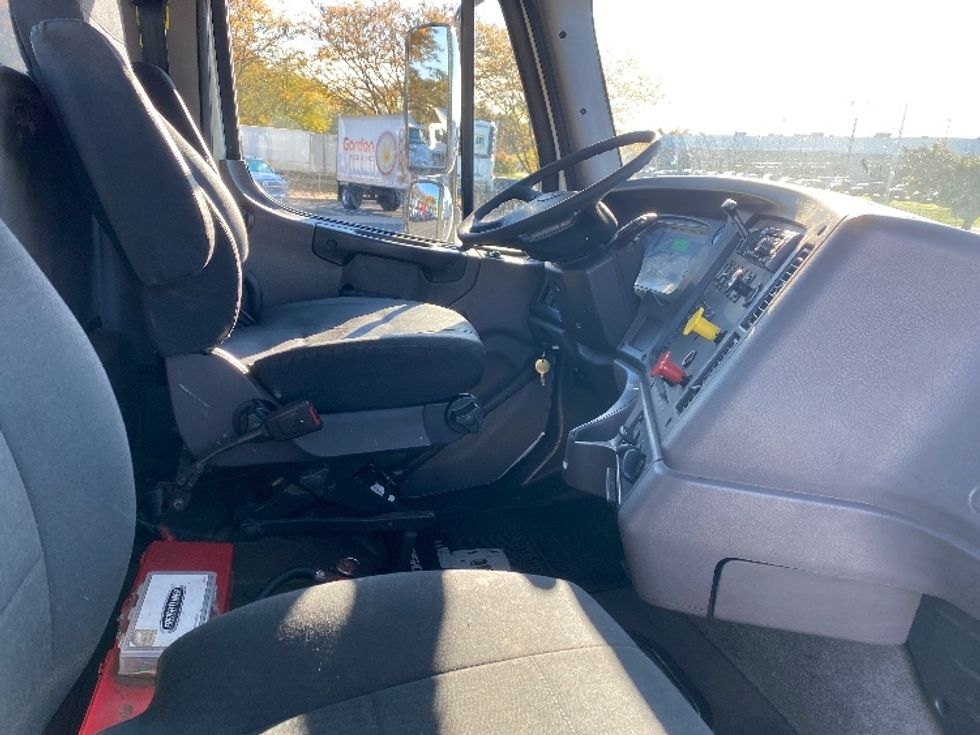 Day Cab Tractor-Heavy Duty Tractors-Freightliner-2020-M211242S-Harrisburg-PA-108,852\n\t\tmiles-$ 36,000 - Image 14