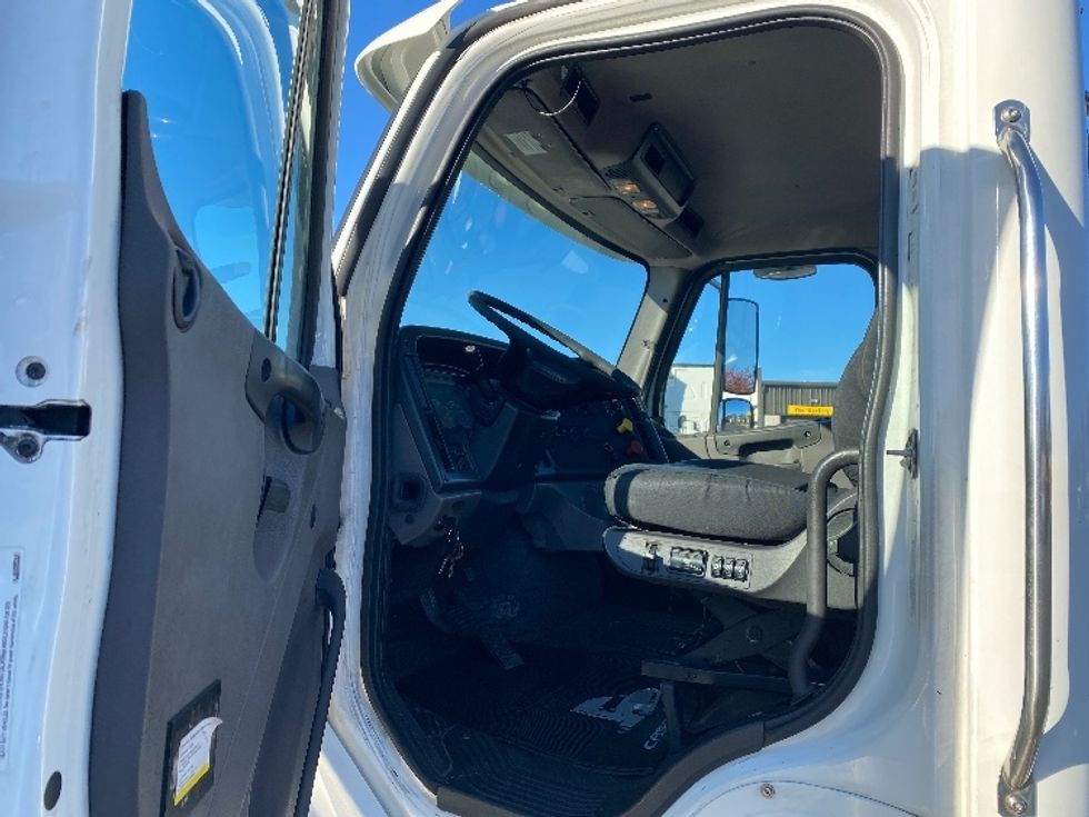 Day Cab Tractor-Heavy Duty Tractors-Freightliner-2020-M211242S-Harrisburg-PA-108,852\n\t\tmiles-$ 36,000 - Image 9