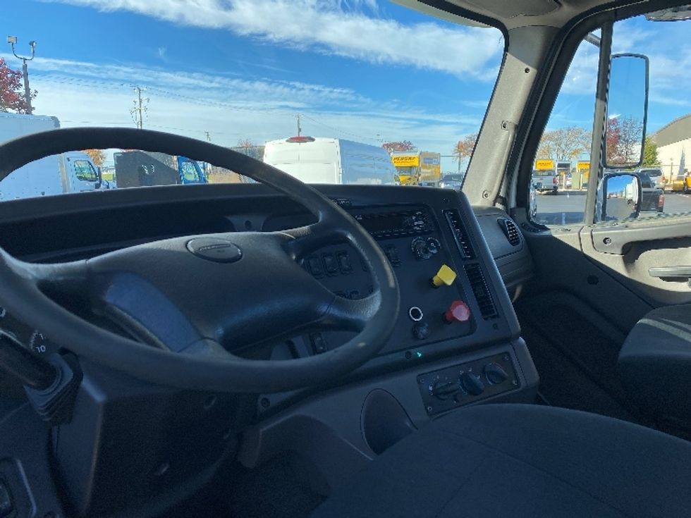 Day Cab Tractor-Heavy Duty Tractors-Freightliner-2020-M211242S-Harrisburg-PA-114,814\n\t\tmiles-$ 36,000 - Image 11