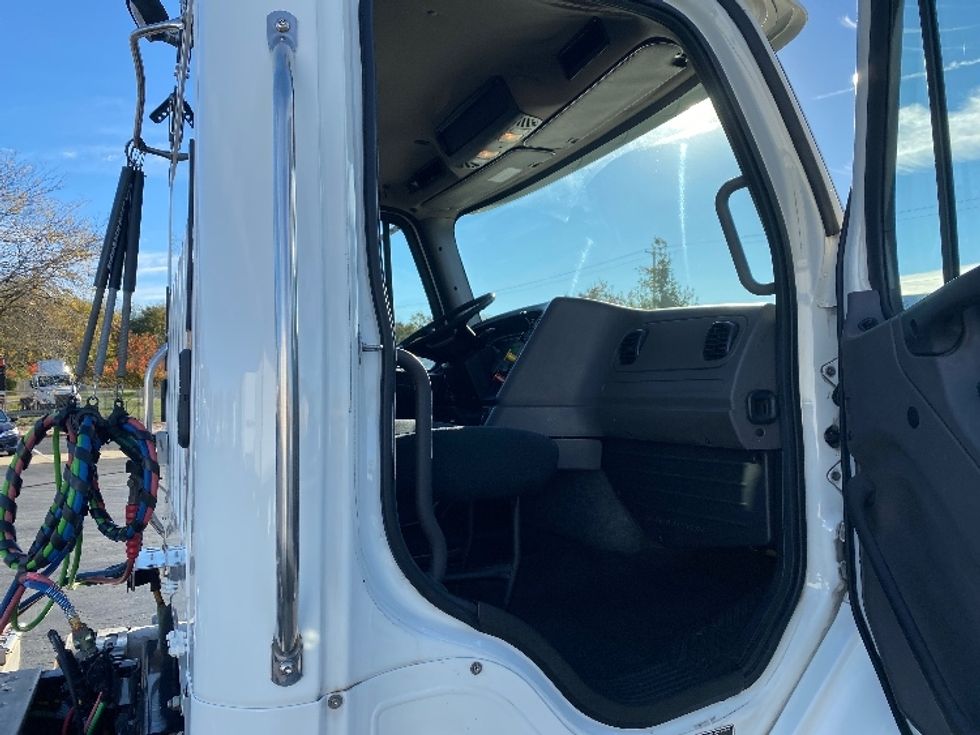 Day Cab Tractor-Heavy Duty Tractors-Freightliner-2020-M211242S-Harrisburg-PA-114,814\n\t\tmiles-$ 36,000 - Image 12
