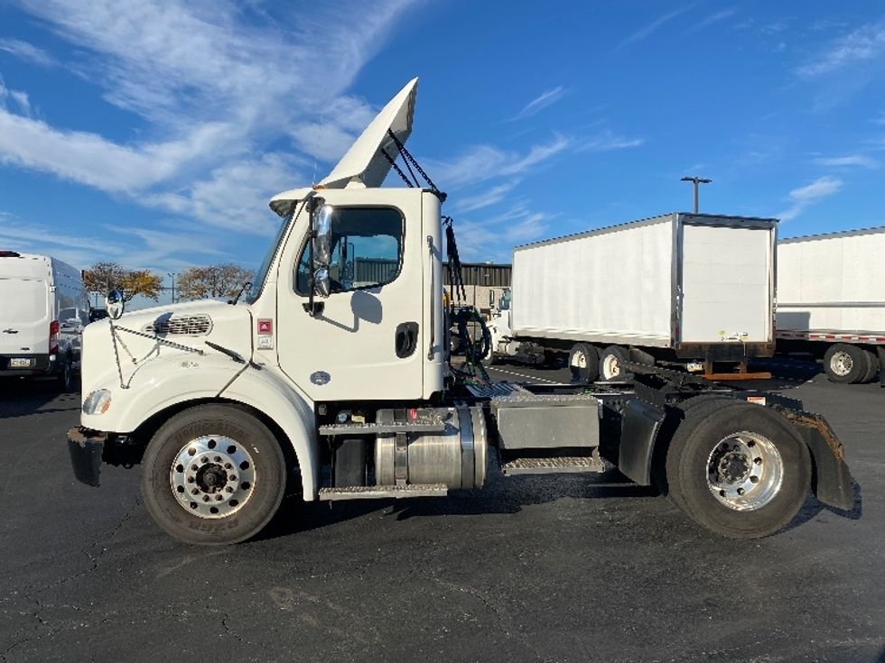 Day Cab Tractor-Heavy Duty Tractors-Freightliner-2020-M211242S-Harrisburg-PA-114,814\n\t\tmiles-$ 36,000 - Image 4