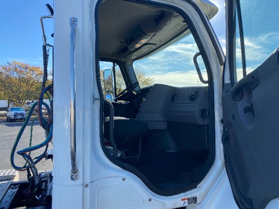 Day Cab Tractor-Heavy Duty Tractors-Freightliner-2020-M211242S-Harrisburg-PA-118,079\n\t\tmiles-$ 36,000 - Image 12