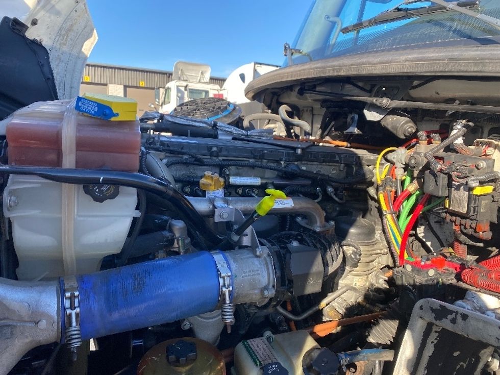 Day Cab Tractor-Heavy Duty Tractors-Freightliner-2020-M211242S-Harrisburg-PA-118,079\n\t\tmiles-$ 36,000 - Image 16