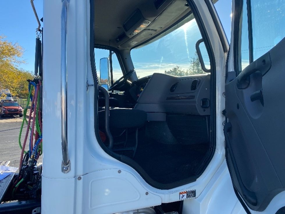 Day Cab Tractor-Heavy Duty Tractors-Freightliner-2020-M211242S-Harrisburg-PA-58,575\n\t\tmiles-$ 36,000 - Image 12