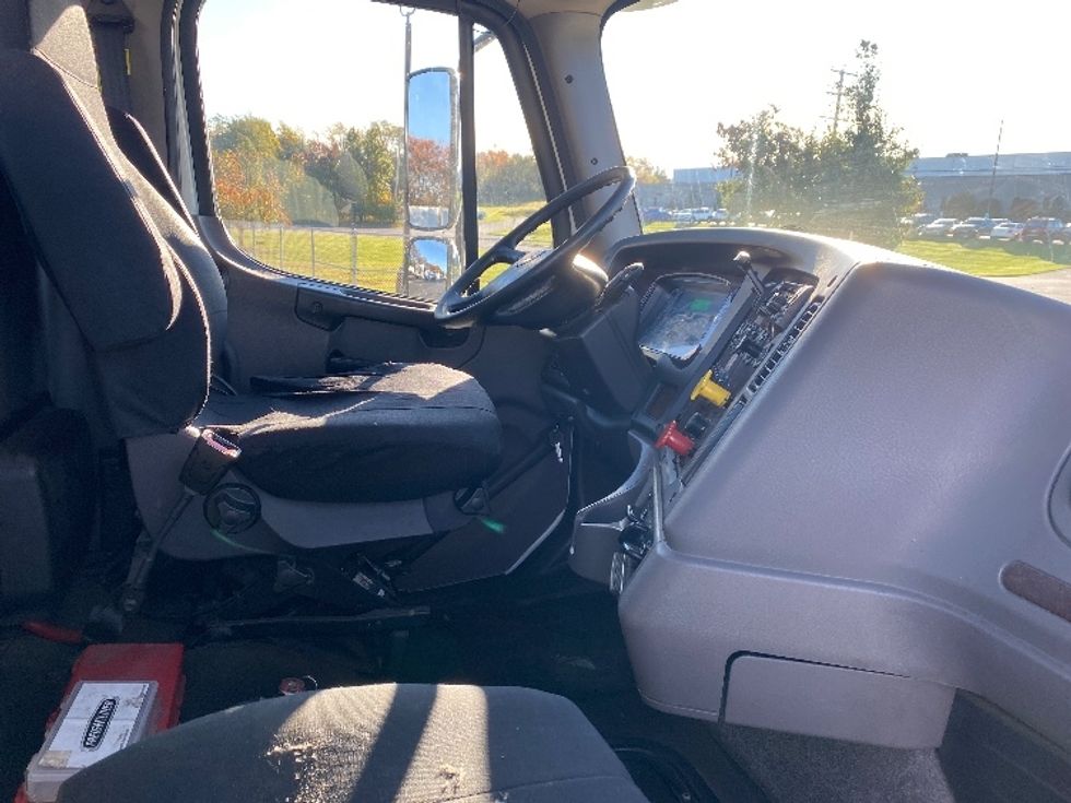 Day Cab Tractor-Heavy Duty Tractors-Freightliner-2020-M211242S-Harrisburg-PA-58,575\n\t\tmiles-$ 36,000 - Image 13