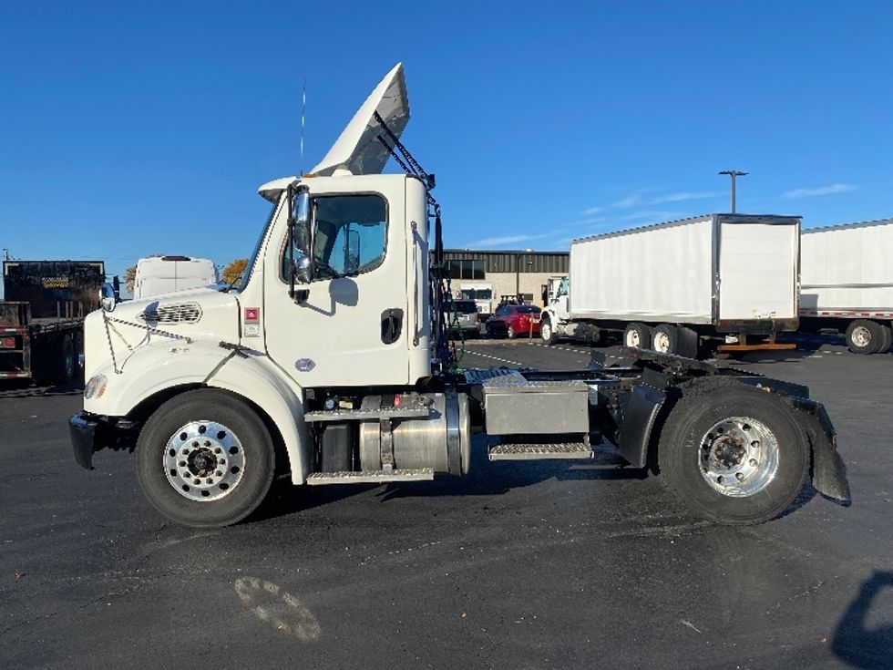 Day Cab Tractor-Heavy Duty Tractors-Freightliner-2020-M211242S-Harrisburg-PA-58,575\n\t\tmiles-$ 36,000 - Image 4