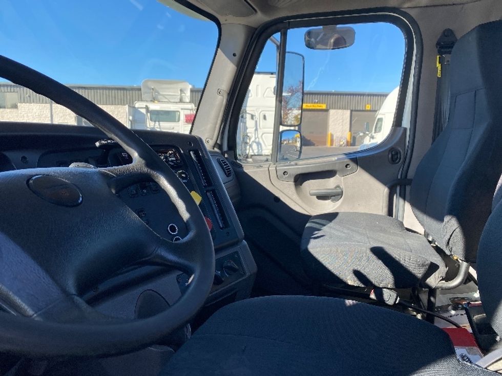 Day Cab Tractor-Heavy Duty Tractors-Freightliner-2020-M211242S-Harrisburg-PA-80,225\n\t\tmiles-$ 36,000 - Image 10